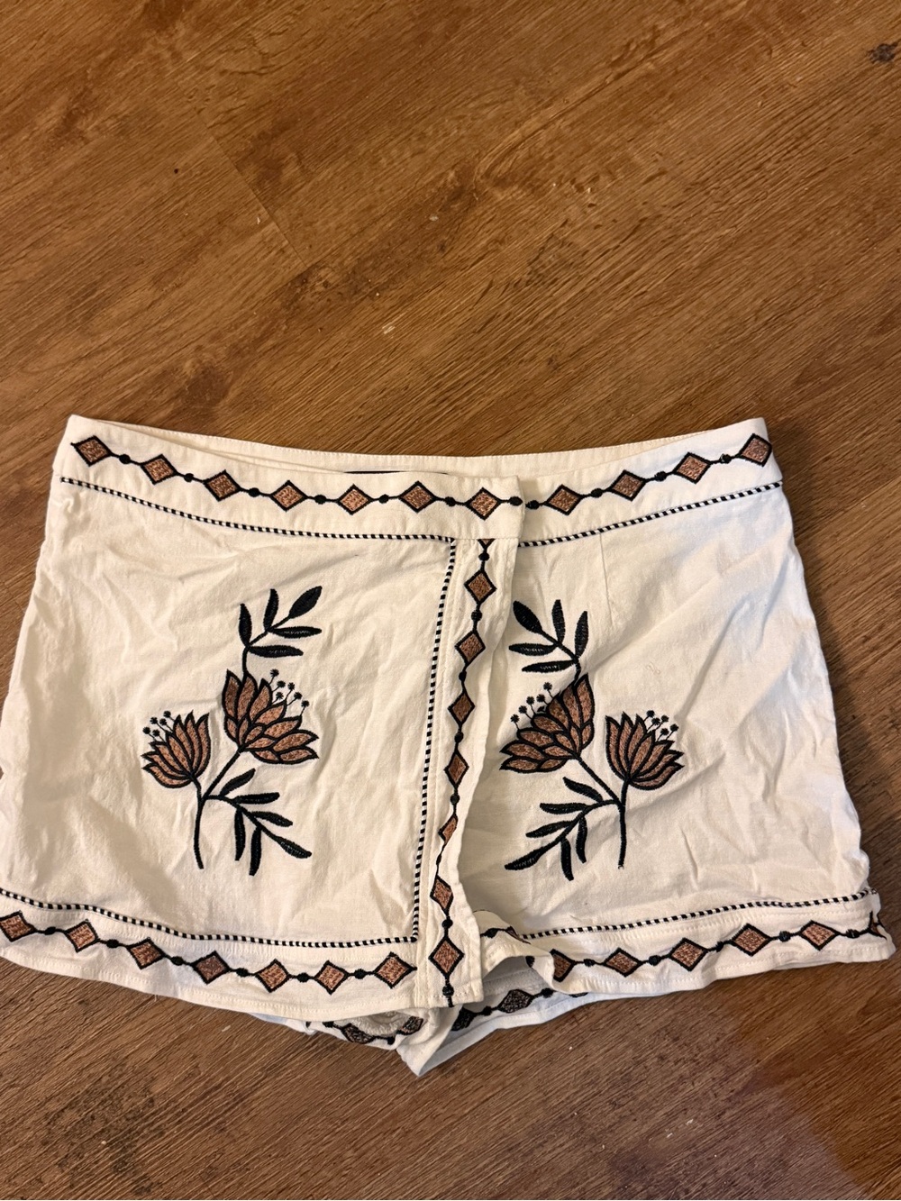 AKIRA White Floral Embroidered Women’s Shorts with Brown Accents